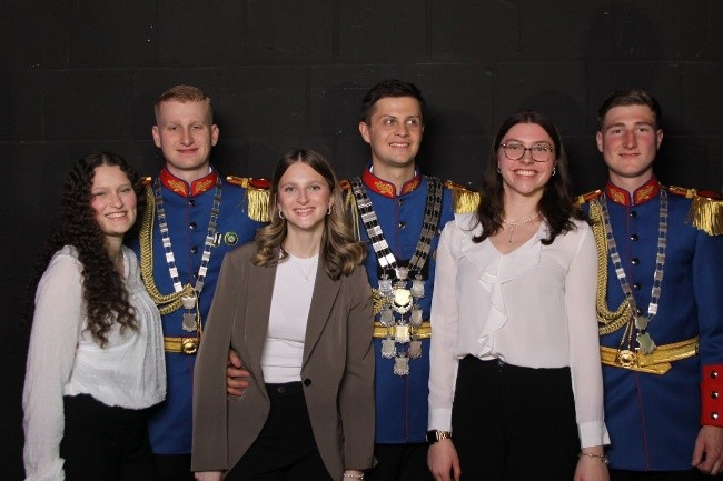 v.l.n.r. Laura Wysocki, Minister Filip Wollensack, Lisa Meikis, König Paul Wollensack, Emma Heussen und Minister Niklas Windeck