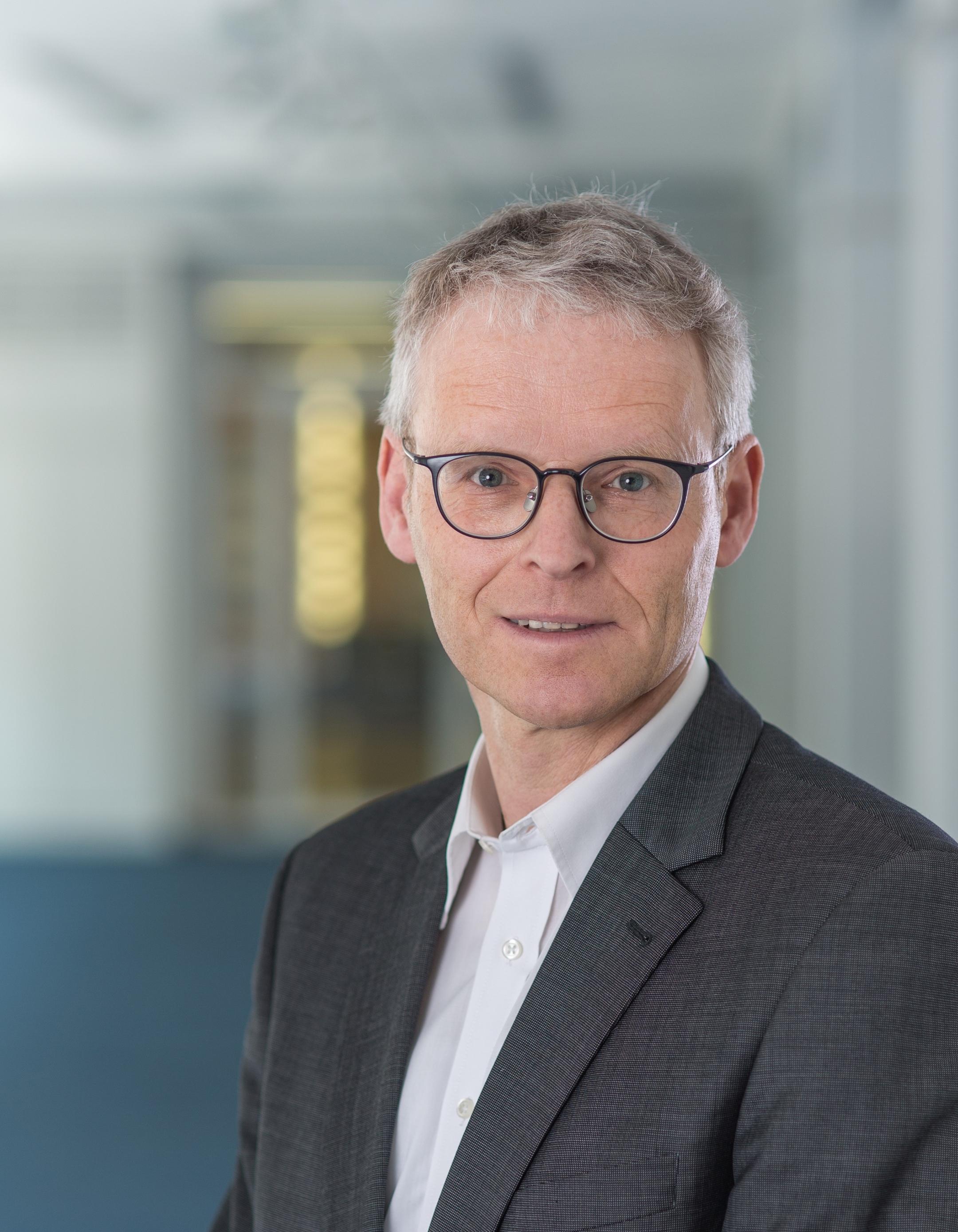 Dr. Stephan  Harbich